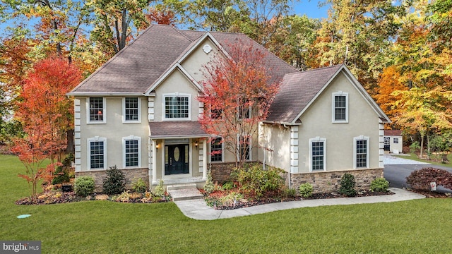 view of front of house featuring a front lawn