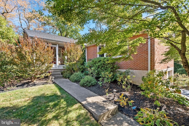 view of front of house featuring a front lawn