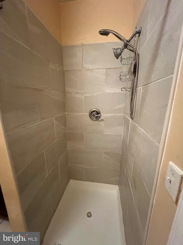 bathroom featuring a tile shower