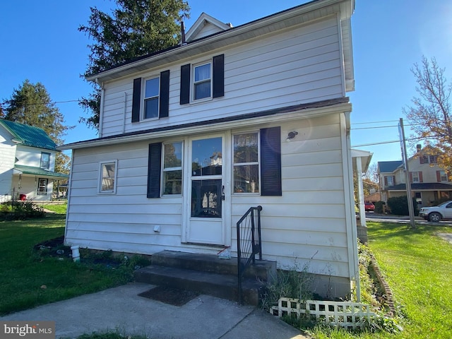 view of front of home featuring a front lawn