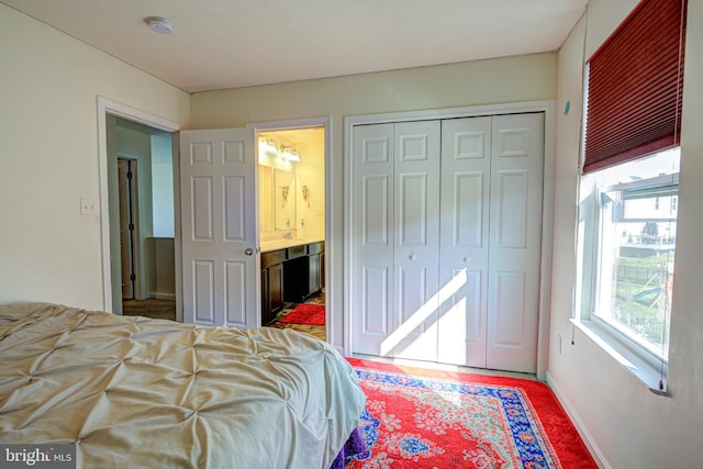 bedroom featuring ensuite bathroom and a closet