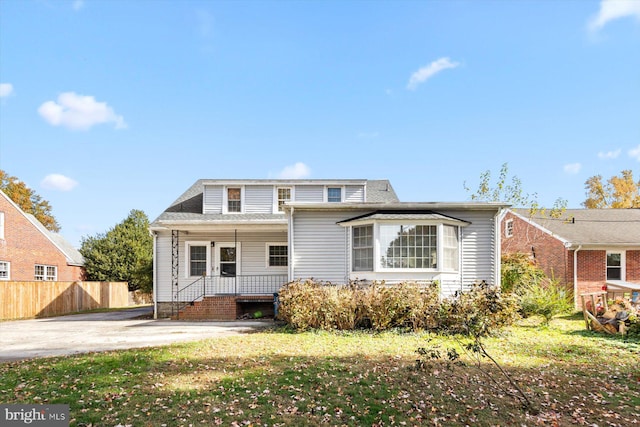 view of front of house with a front lawn