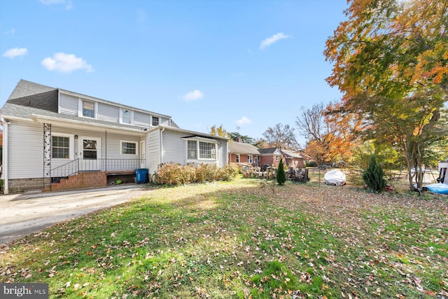 view of front facade featuring a front yard