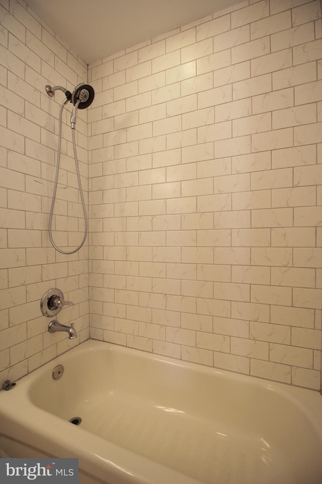 bathroom with tiled shower / bath combo