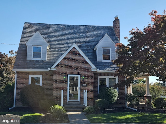 new england style home with a front yard