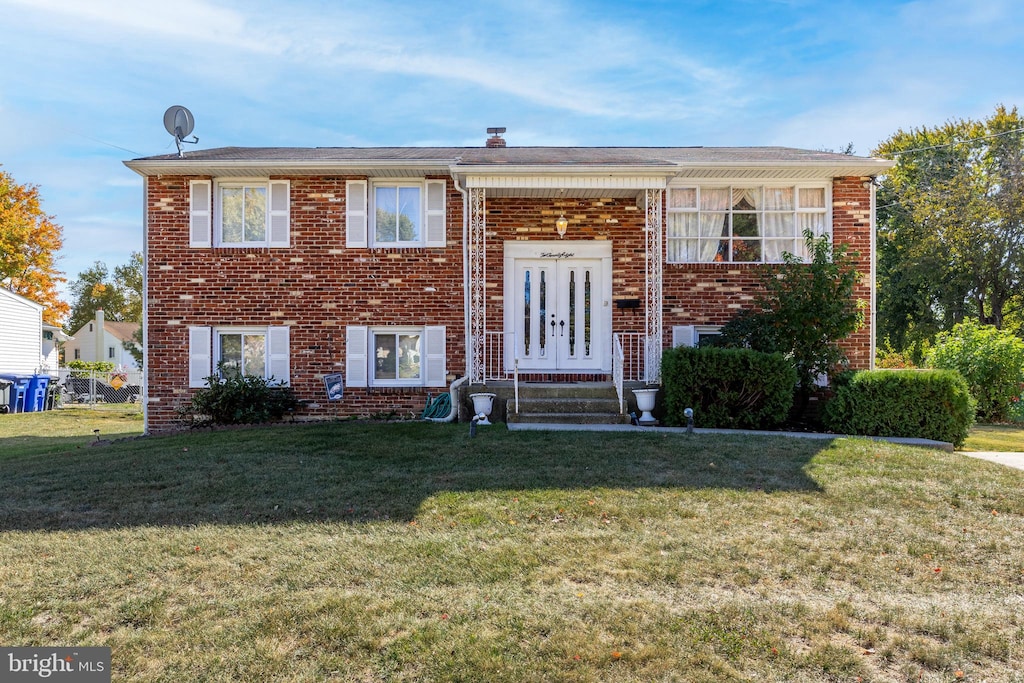 bi-level home featuring a front lawn