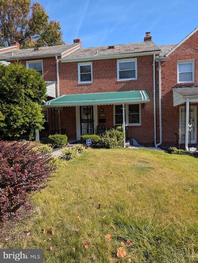 multi unit property featuring a front yard