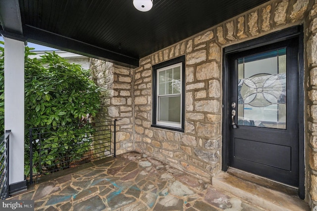 property entrance with covered porch