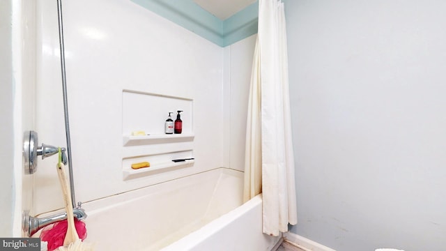 bathroom featuring shower / bath combo with shower curtain