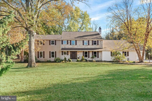 view of front facade with a front lawn