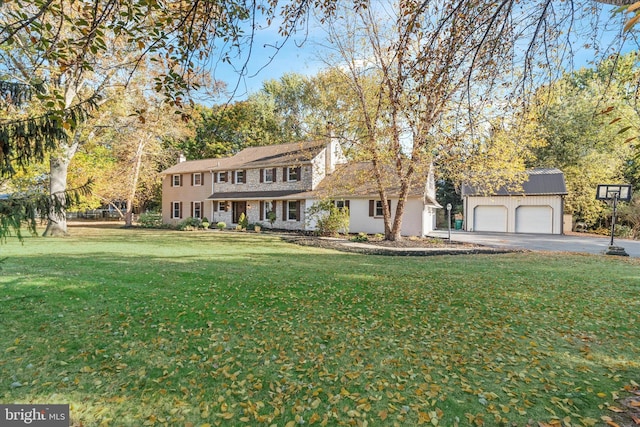 view of front of house featuring a front lawn and a garage