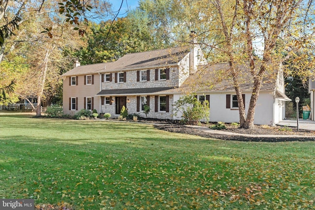 view of front facade featuring a front lawn