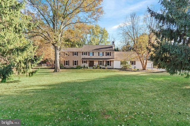 view of front of property featuring a front lawn