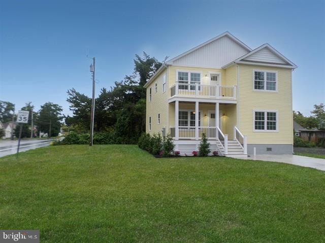 view of front of house with a porch, a front lawn, and a balcony