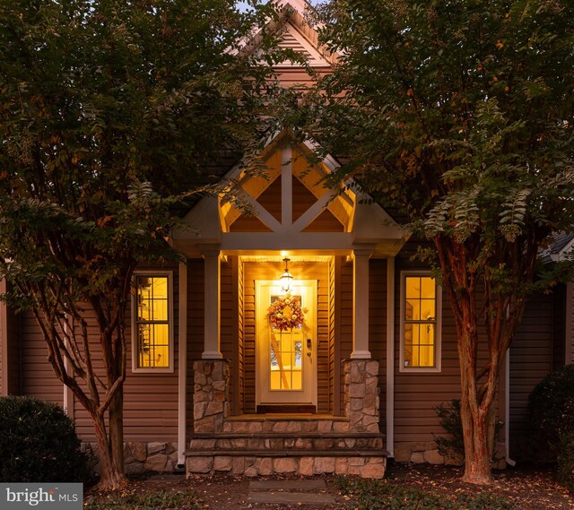 property entrance with covered porch