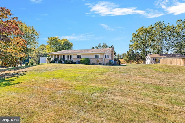 view of front of home featuring a front yard