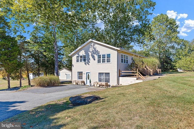 view of front of home featuring a front yard