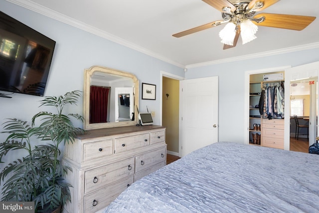 bedroom featuring crown molding, a closet, and ceiling fan