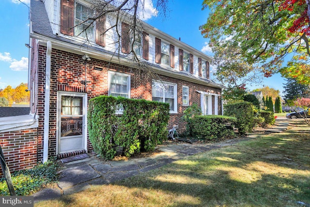 view of front of property featuring a front yard