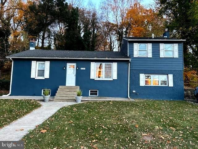 view of front of property with a front lawn