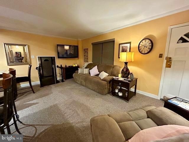 living room featuring crown molding and carpet