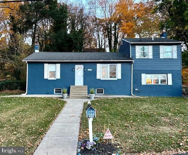 view of front of property featuring a front yard