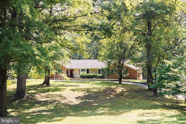 view of front facade featuring a front yard