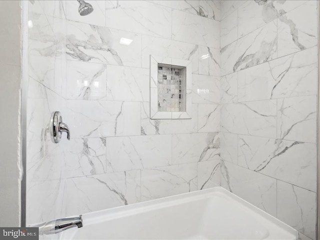 bathroom with tiled shower / bath combo