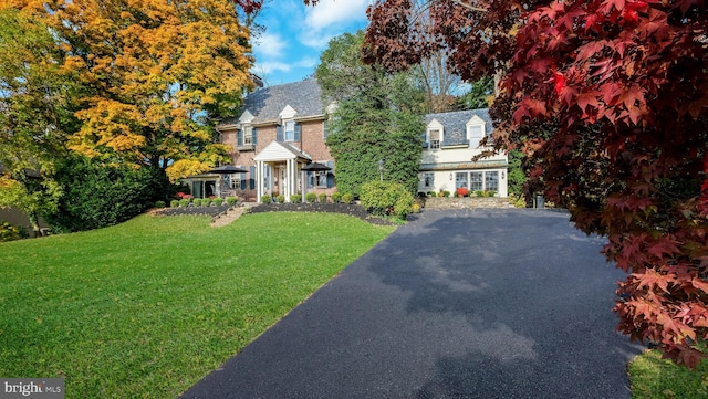 view of front of house with a front lawn