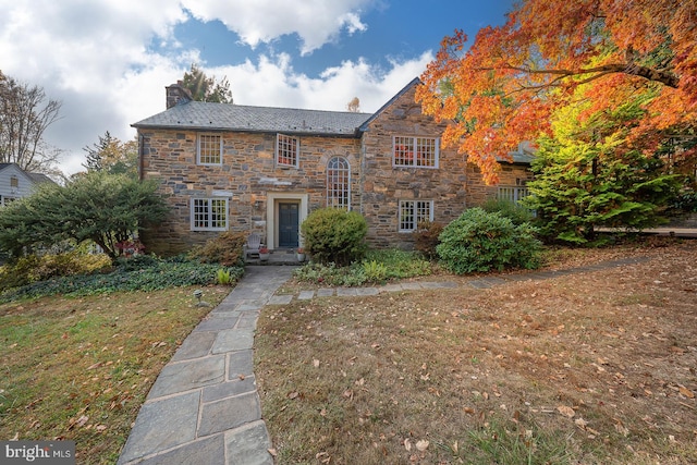 view of front of home with a front lawn