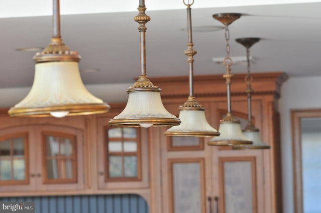 details featuring decorative light fixtures