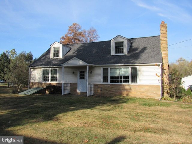 cape cod-style house with a front yard