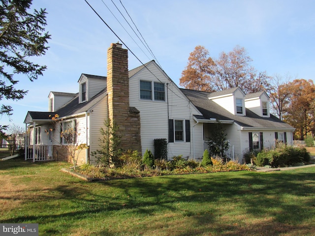 view of side of property featuring a lawn