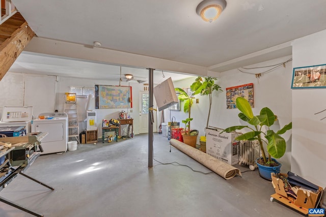 garage with washer / clothes dryer