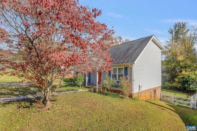 view of front of property featuring a front yard