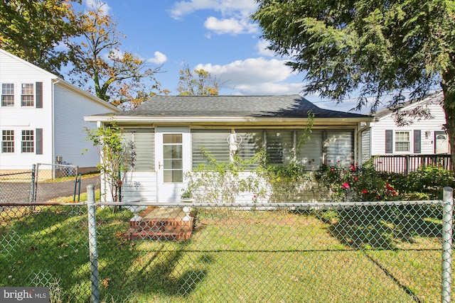 view of front facade featuring a front yard