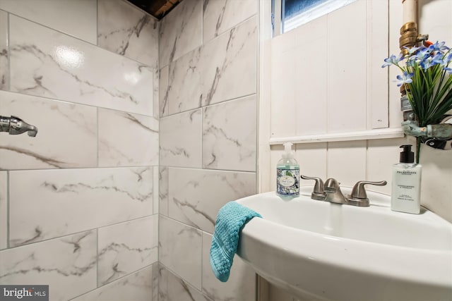 bathroom featuring sink