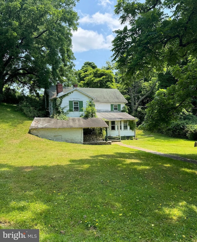 view of front of property featuring a front yard