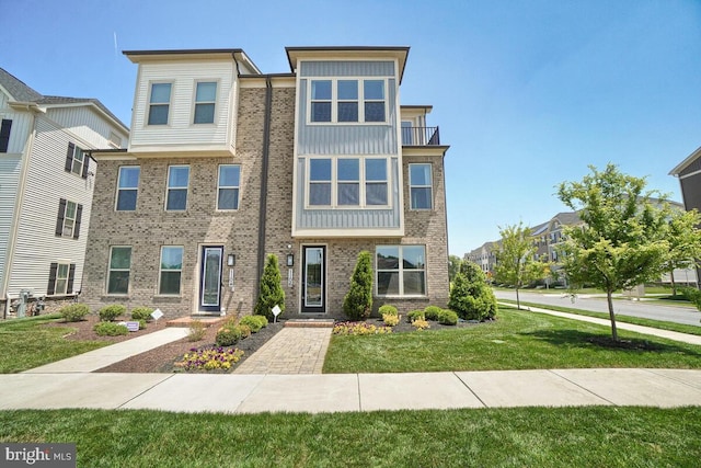 view of front of home featuring a front lawn