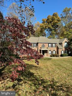 view of front facade featuring a front lawn