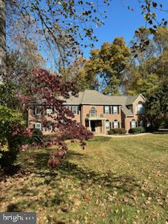 view of front of home with a front lawn