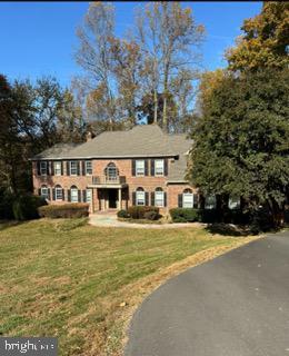 view of front of property featuring a front yard