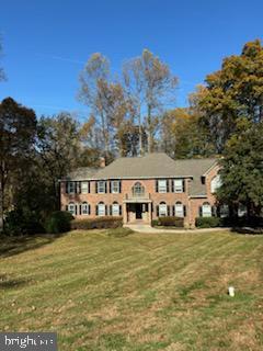 view of front of home featuring a front yard