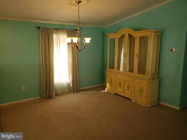 unfurnished room with carpet flooring, ornamental molding, and a chandelier