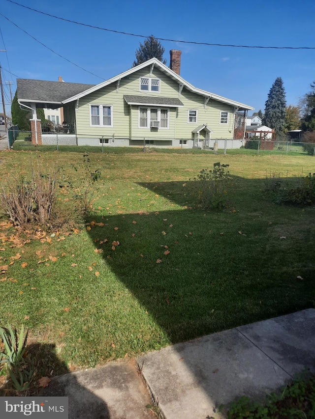 view of side of property featuring a lawn