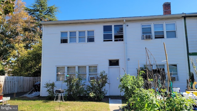 view of front of property featuring a front lawn