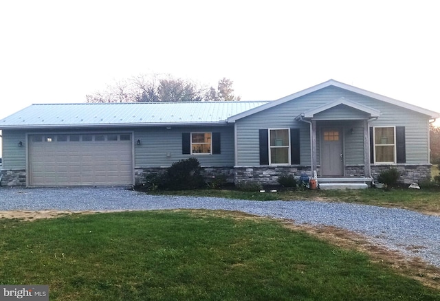 view of front facade featuring a front lawn and a garage