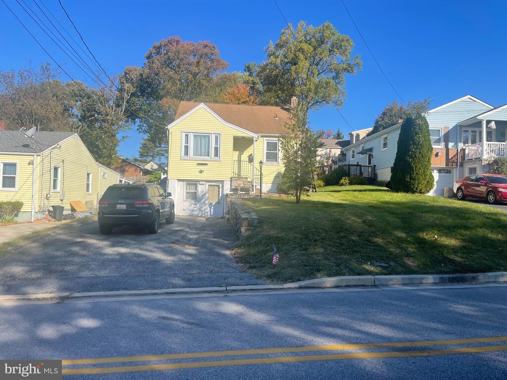 view of front of house with a front lawn