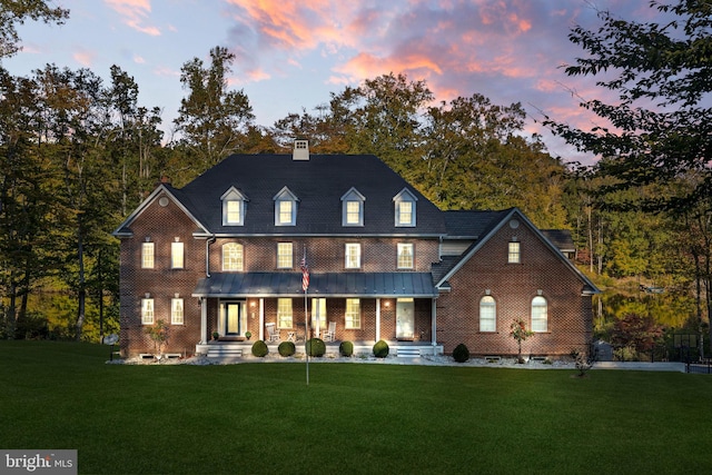 view of front of home featuring a lawn