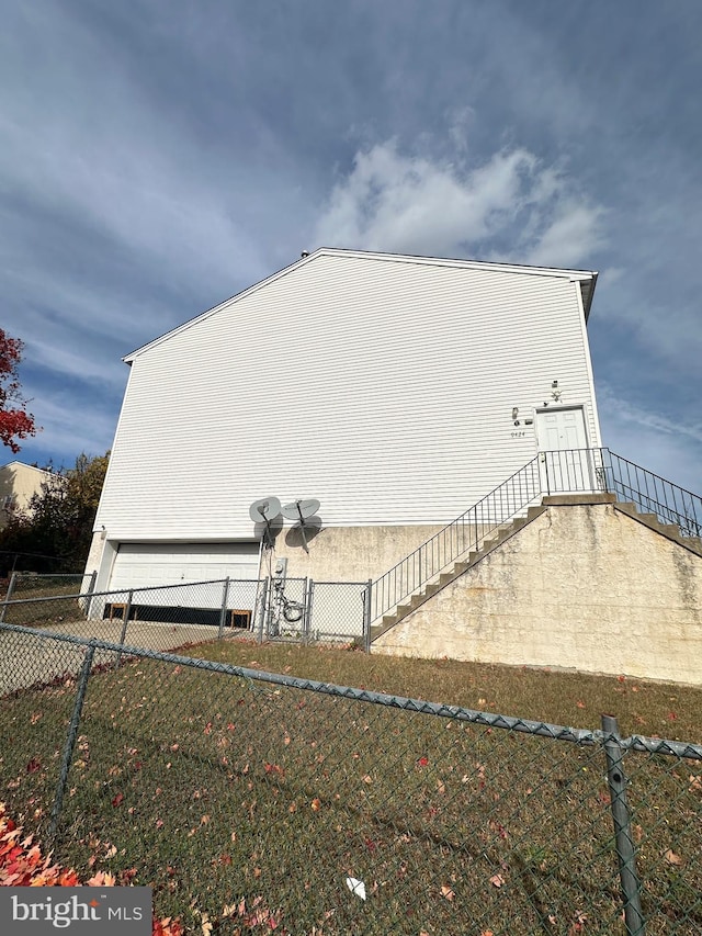 view of side of property featuring a lawn